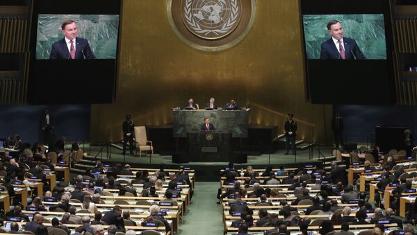 به گزارش اسپوتنیک، طولانی ترین سخنرانی در هفتاد و دومین مجمع عمومی سازمان ملل متحد به رهبر فلسطین در دومین روز مجمع و به مدت 43 دقیقه و بعد از ان دونالد ترامپ رییس جمهور امریکا در روز اول محمع و به مدت 41 می باشد.  دبیرخانه سازمان ملل توصیه می کند که اعضا سخنرانی خود را تا 15 دقیقه محدود کنند. برای اینکه سخنران بداند چه مدت با مخاطب ارتباط برقرار کرده، تریبون سالن مجمع عمومی مجهز به تجهیزات نورپردازی ویژه است. وقتی که هنوز زمان باقی مانده باشد چراغ سبز روشن می باشد؛ در دقایق اخر چراغ زرد چشمک زن می شود و بعد از اتمام زمان سخنرانی چراغ قرمز چشمک می زند. - اسپوتنیک ایران  