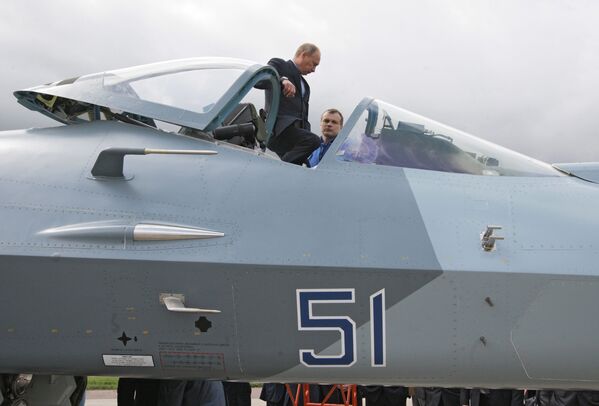 آقای ولادیمیر پوتین، رئیس جمهور روسیه در حال بازدید از مراحل انجام آزمایش بر روی جنگنده نسل پنجم T-50 - اسپوتنیک ایران  