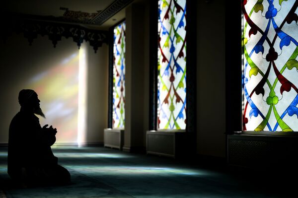 مرد مومن در مسجد جامع مسکو - اسپوتنیک ایران  
