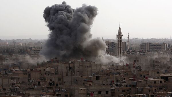 Дым от авиаударов по позициям повстанцев в городе Дума, Сирия - اسپوتنیک ایران  