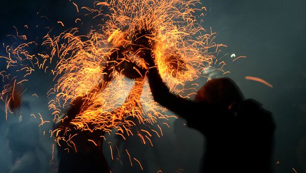 Молодежь принимает участие в в огненной церемонии на Бали - اسپوتنیک ایران  