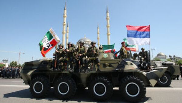 نظامیان سوار بر زره پوش  در گروزنی - اسپوتنیک ایران  