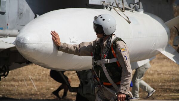 خلبان روسی قبل از پرواز در کنار هواپیمای خود در سوریه - اسپوتنیک ایران  