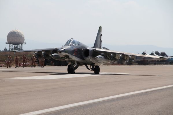 هواپیمای روسی سوخو ـ 25 در فرودگاه نظامی حمیمیم در سوریه - اسپوتنیک ایران  