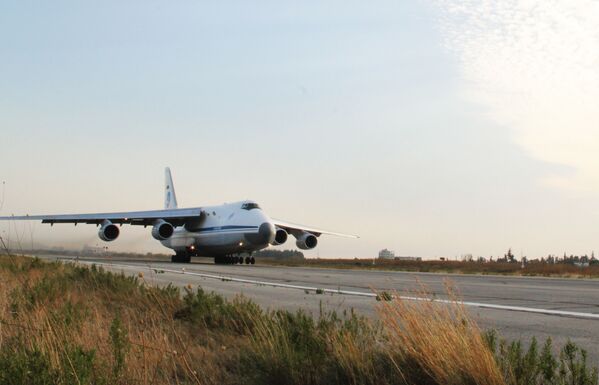 بلند شدن هواپیمای ترابری روسی روسلان از پایگاه حمیمیم در سوریه - اسپوتنیک ایران  