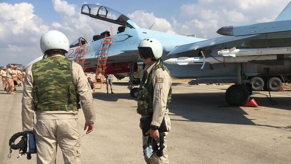 Российские летчики готовятся к посадке в истребитель Су-30 перед вылетом с аэродрома Хмеймим в Сирии - اسپوتنیک ایران  