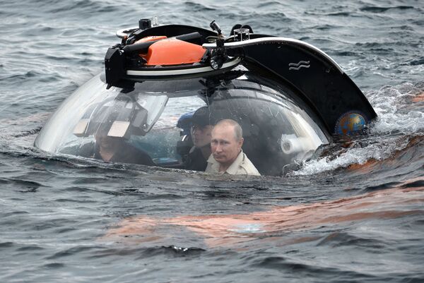 ولادیمیر پوتین، رئیس جمهور روسیه با باتیسکاف برای دیدن کشتی غرق شده در ناحیه بندر سواستوپول به اعماق آب فرو می رود. - اسپوتنیک ایران  