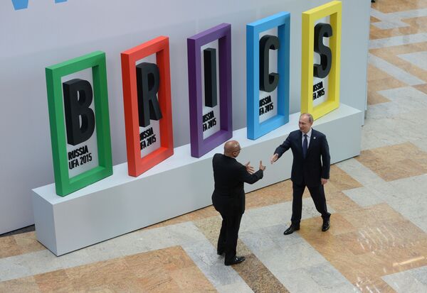 ولادیمیر پوتین، رئیس جمهور روسیه و جاکوب زوما رئیس جمهور آفریقای جنوبی در مراسم استقبال از رهبران بریکس - اسپوتنیک ایران  