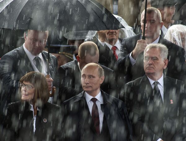 ولادیمیر پوتین، رئیس جمهور روسیه و تومیسلاو نیلولیچ، رئیس جمهور صربستان در رژه نظامی در بلگراد - اسپوتنیک ایران  