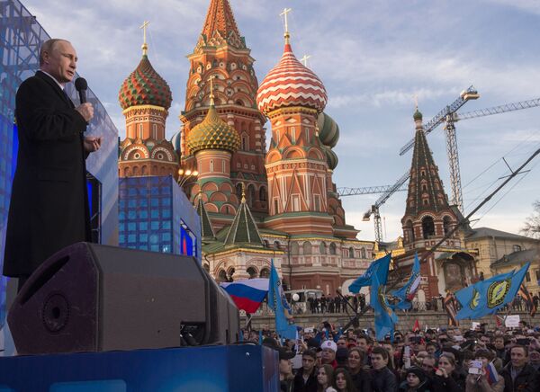سخنرانی ولادیمیر پوتین، رئیس جمهور روسیه در میتینگ ـ کنسرت ما باهم هستیم! در خیابان واسیلوسکس اسپوسک در جنب میدان سرخ مسکو - اسپوتنیک ایران  