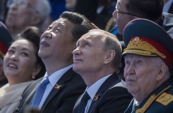 ولادیمیر پوتین، رئیس جمهور روسیه و شی جینپینگ، رهبر جمهوری خلق چین در آستانه رژه نظامی به افتخار 70 ـ مین سالگرد پایان جنگ جهانی دوم در پکن - اسپوتنیک ایران  