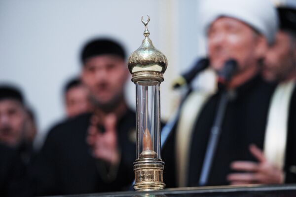 کپسول ویژه ای که تار موی حضرت محمد (ص) درون آن قرار دارد. مسجد جامع مسکو. - اسپوتنیک ایران  
