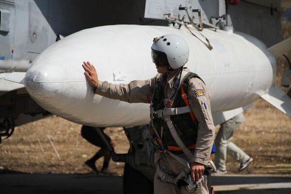 خلبان روس در کنار هواپیمای خود در سوریه - اسپوتنیک ایران  