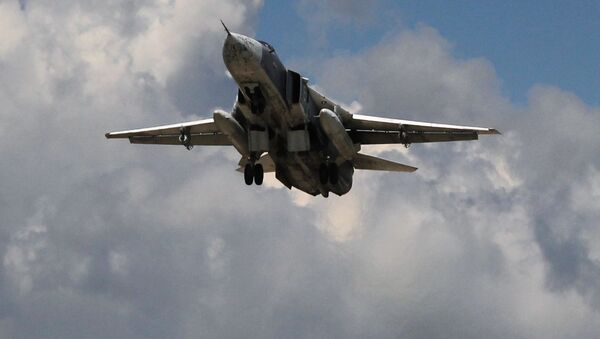 Российский бомбардировщик Су-24 взлетает из аэропорта Латакии в Сирии - اسپوتنیک ایران  