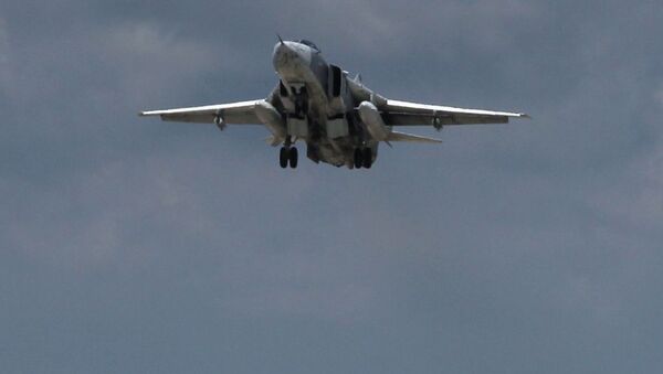 Российский бомбардировщик Су-24 взлетает из аэропорта Латакии в Сирии - اسپوتنیک ایران  