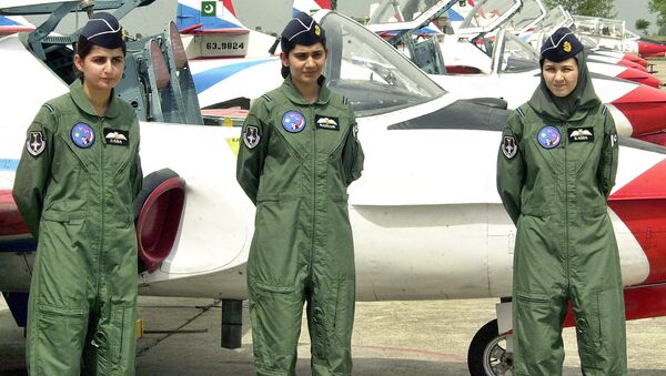 اولین زنان خلبان در پاکستان در کنار هواپیماهای آموزشی تی ـ 37 - اسپوتنیک ایران  