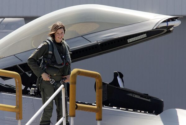 جمی جمیسیون، اولین زن خلبان هواپیمای جنگنده F-22A Raptor در آمریکا - اسپوتنیک ایران  