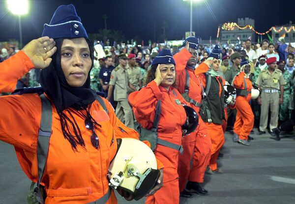 زنان خلبان لیبیایی هنگام رژه نظامی در میدان اصلی شهر طرابلس - اسپوتنیک ایران  