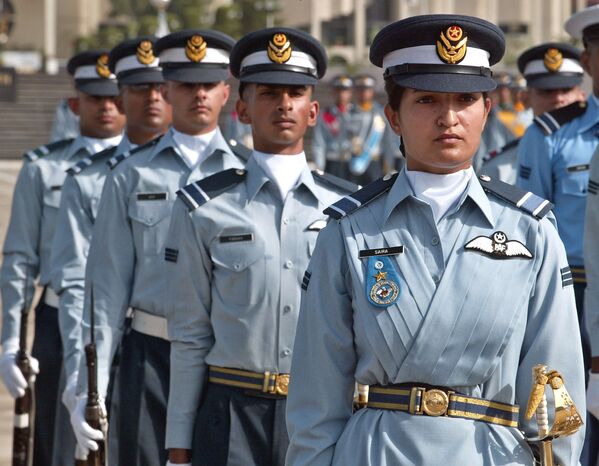 گروه زنان خلبان در رژه در یک پایگاه هوایی پاکستان - اسپوتنیک ایران  
