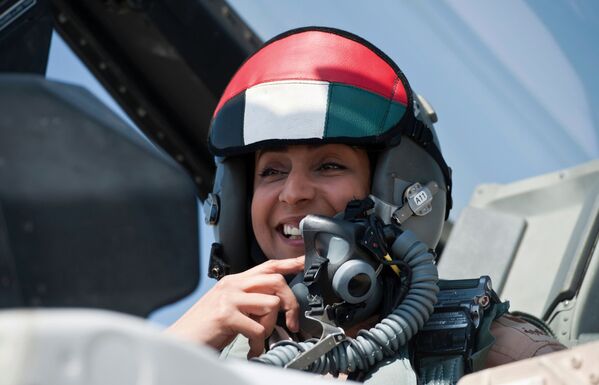 مریم المنصوری ، زن خلبان نیروی هوایی امارت عربی متحده در هواپیمای F-16 - اسپوتنیک ایران  
