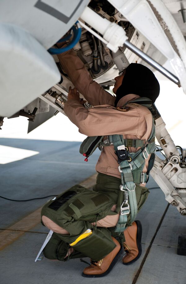 مریم المنصوری ، زن خلبان نیروی هوایی امارت عربی متحده میزان آمادگی هواپیمایش را بررسی می کند. - اسپوتنیک ایران  