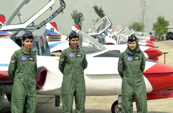 اولین زنان خلبان در پاکستان در کنار هواپیماهای آموزشی تی ـ 37 - اسپوتنیک ایران  