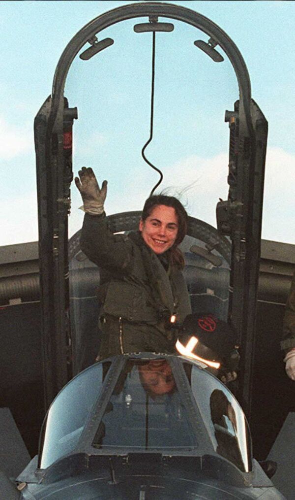 جو سولتر، اولین زن خلبان نظامی نیروی هوایی بریتانیا پس از فرود در اسکاتلند - اسپوتنیک ایران  