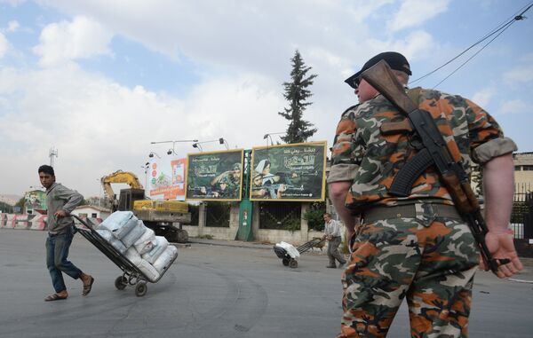 یک نظامی در خیابانی در دمشق - اسپوتنیک ایران  