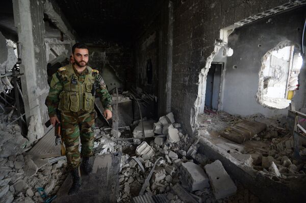 سرباز لشگر چهارم ارتش سوریه در موضع مقدم در حومه درعا - اسپوتنیک ایران  