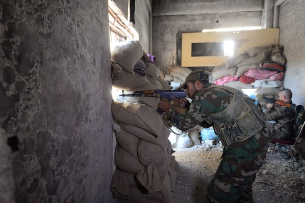 سرباز لشگر چهارم ارتش سوریه در موضع مقدم در حومه درعا - اسپوتنیک ایران  
