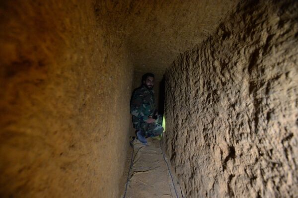 سربازان لشگر چهارم ارتش سوریه در تونل هایی که شبه نظامیان از آن برای حرکت زیرزمینی استفاده می کردند - اسپوتنیک ایران  