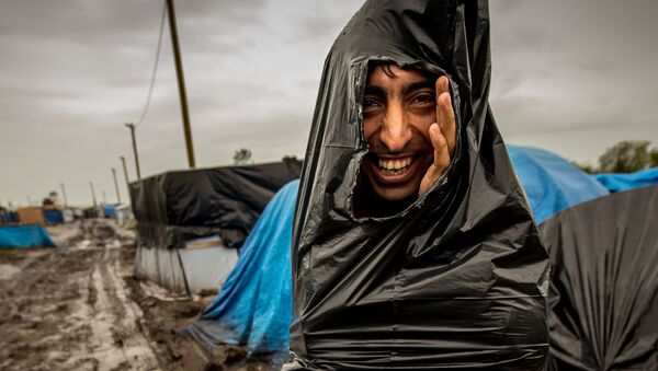 Мигрант в лагере беженцев во Франции - اسپوتنیک ایران  