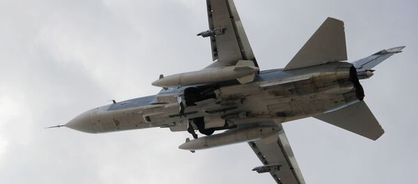Российский истребитель-бомбардировщик Су-24 взлетает из аэропорта Латакии в Сирии Российский истребитель-бомбардировщик Су-24 взлетает из аэропорта Латакии в Сирии - اسپوتنیک ایران