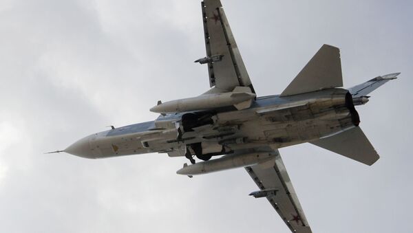 Российский истребитель-бомбардировщик Су-24 взлетает из аэропорта Латакии в Сирии - اسپوتنیک ایران  
