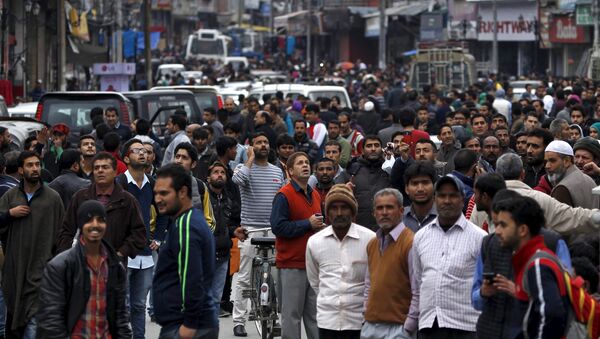 People stand on a road after vacating buildings following an earthquake in Srinagar - اسپوتنیک ایران  