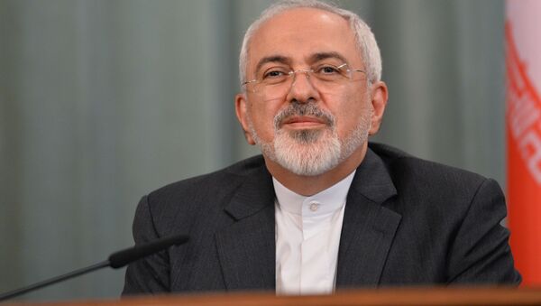 محمد جواد ظریف وزیر امور خارجه ایران در توئیتی خطاب به رهبران آمریکا نوشت که برخلاف آنها که خواهان جنگ هستند او خواهان گفتگو برای حل مسائل است. - اسپوتنیک ایران  