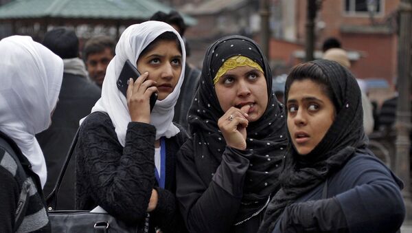 Кашмирские девушки пережидают землетрясение на улицах города - اسپوتنیک ایران  