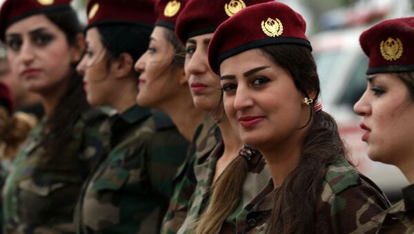 Курдские женщины-военные Пешмерга в тренировочном лагере в Эрбиле - اسپوتنیک ایران  