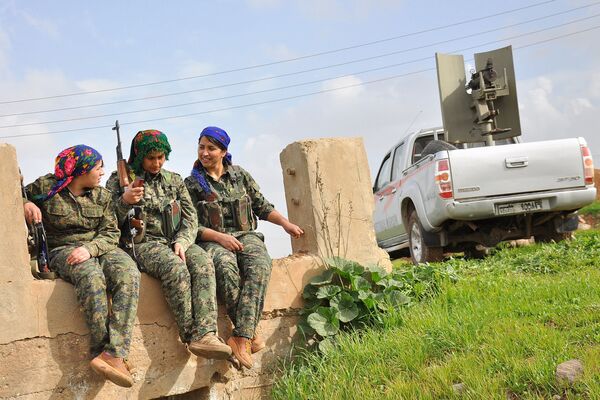 زنان پیشمرگه کرد در یک اردوگاه آموزشی در نزدیکی مرز ترکیه و سوریه - اسپوتنیک ایران  