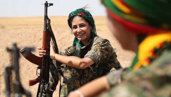 Курдская женщина-боец из Отрядов женской самообороны в сирийском городе Эль-Хасака - اسپوتنیک ایران  