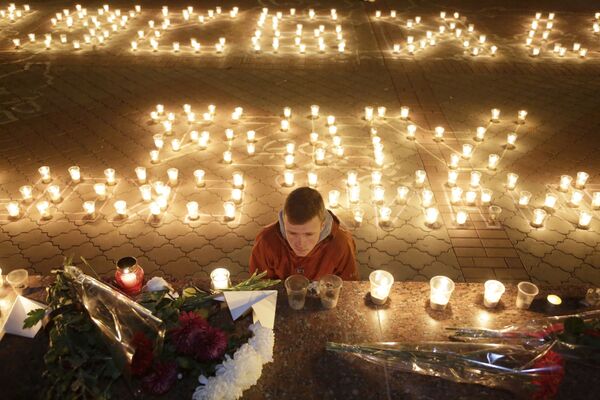 گل ها و شمع ها به یاد قربانیان سانحه ی Airbus A321 در سیمفراپل - اسپوتنیک ایران  