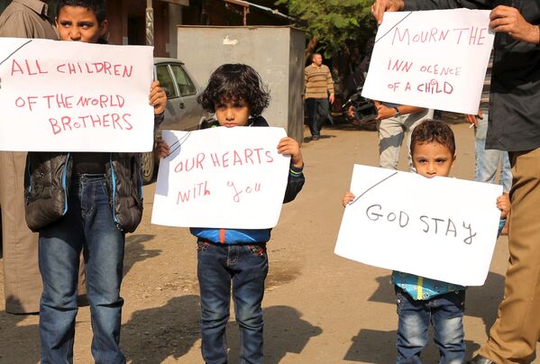 بچه های مصری ، تابلوهای تسلیت به یاد کودکان کشته شده در سانحه ی سقوط هواپیما در مصر را در دست دارند - اسپوتنیک ایران  