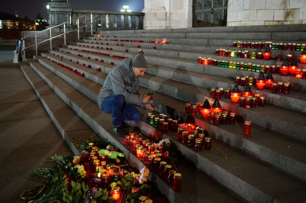 گل ها و شمع ها در کلیسای مسیح منجی در مسکو  به یاد قربانیان سانحه ی هواپیمای روسی Airbus A321 بر فراز شبه جزیره سینا - اسپوتنیک ایران  