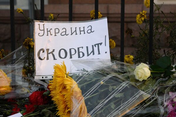 گل ها ی تقدیمی به سفارت روسیه در کیف - اسپوتنیک ایران  