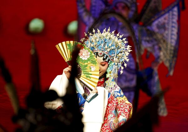 هنرمند اپرای پکن هنگام نمایش کلکسیون مد در پکن - اسپوتنیک ایران  