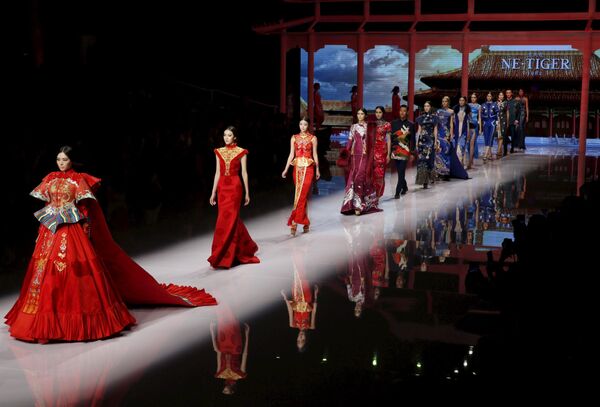 نمایش کلکسیون NE-TIGER Haute Couture Collection در هفته مد در پکن - اسپوتنیک ایران  
