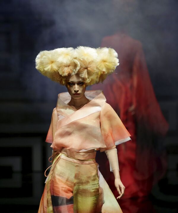 نمایش کلکسیون Mao Geping ، طراح چینی لباس در هفته مد در پکن - اسپوتنیک ایران  