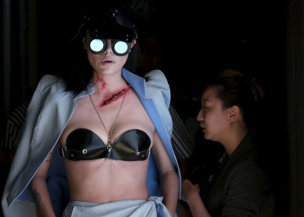 نمایش کلکسیون Hu Sheguang، طراح چینی لباس در هفته مد در پکن - اسپوتنیک ایران  
