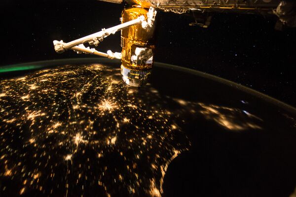 ایستگاه فضایی بین المللی در برابر کره زمین در شب - اسپوتنیک ایران  