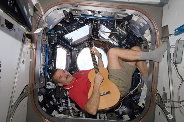 اوستین کریستوفرهدفیلد، فضانورد آمریکایی در ماژول ایستگاه فضایی بین المللی گیتار می نوازد - اسپوتنیک ایران  